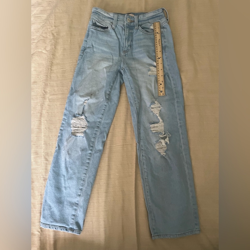 Jeans in a size 0 in women’s! With minimal damages!